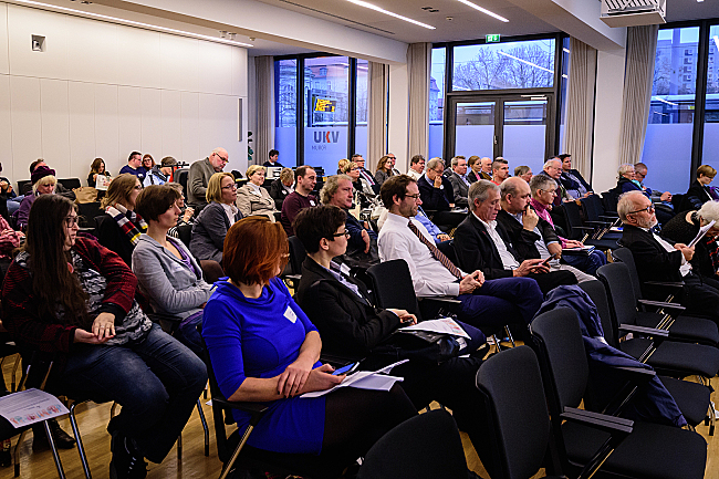 Blick ins Publikum und auf das Podium bei der DBR-Welttagsveranstaltung