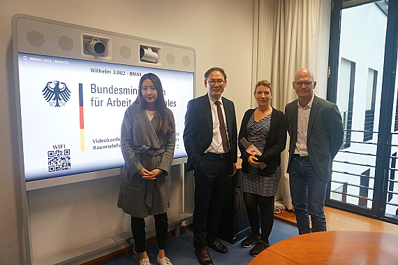 Gruppenfoto: Teilnehmerinnen und Teilnehmer des Fachgesprächs in den Räumen des BMAS.