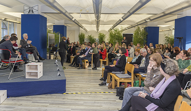 Blick auf das Publikum und das Podium, besetzt mit Jürgen Dusel, Horst Frehe, Prof. Dr. Ulrike Lembke, Dr. Rolf Schmachtenberg