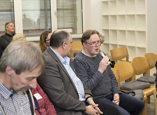 Ottmar Miles-Paul neben Thomas Szymanowicz, der einen Beitrag zur Diskussion leistet