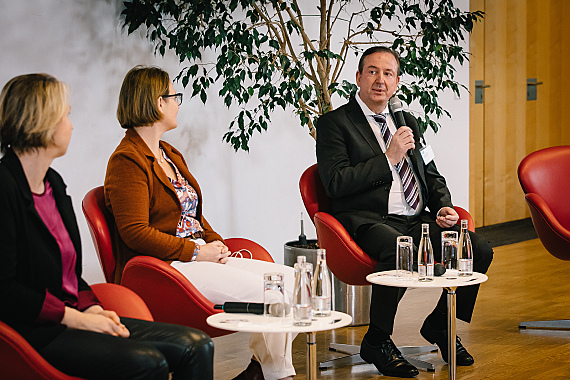 Podiumsdiskussion  Hr. Dr. Danner sind mit Frau Dr. Tabbara im Podium