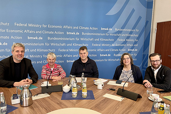 Foto: Dieter Janecek (MdB), Dr. Sigrid Arnade (Weibernetz/DBR), André Nowak (Sprecher der DBR-AG Tourismus), Anieke Fimmen (SoVD), Jonas Fischer (VdK). Alle sitzen an einem runden Tisch und blicken in die Kamera.